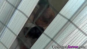 일본 베이비가 야외에서 하드 도기스타일로 박히고, 숨겨진 캠이 팬티 구부린 그녀를 잡는다.