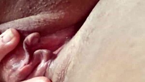 مدمنة على اللعب المنفرد، تُدخل أصابعها بنفسها إلى ذروة شديدة في الجزء 5