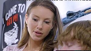 Macecha pomáhá nezkušenému nevlastnímu synovi s divokým šukáním! Wow, jaká lekce!