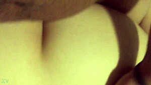 הכוס שלה נשארת רטובה מזיון זין שחור גדול.