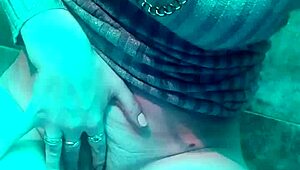 Čoveče, ova kurvica piša i dirka se u toaletu kluba!