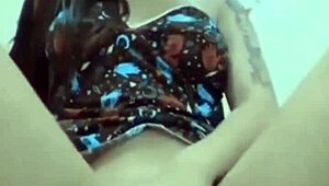 i cant stop masturbaating my shaved pussy, its so good!