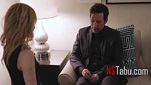 Pelacur blonde kecil kongkek bos tua dalam stokin