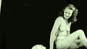 Vintage schoonheid buigt voor harige beest in doggystyle