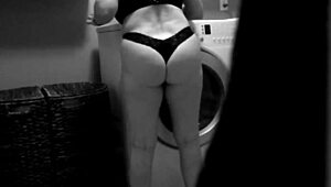 이 성숙한 여자의 섹시한 젖과 엉덩이에 눈을 뗄 수 없어