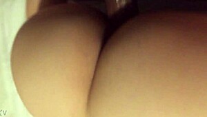 הכוס שלה נשארת רטובה מזיון זין שחור גדול.