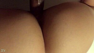 הכוס שלה נשארת רטובה מזיון זין שחור גדול.