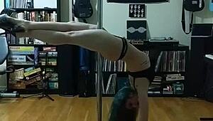 hey, curvy babe strips on dark pole with tattoos! 😈