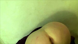 Sekretarka dobi lepljiv facial cumshot od dominantnega šefa po intenzivnem sesanju