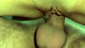 पत्नी चोदाई: मेरी बीवी की शेव्ड चूत को बड़े लंड से चोद रहा हूँ, क्लोज-अप