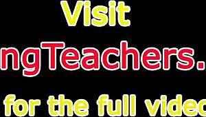 Ökölözött leszbikus szépség élvezi az intenzív punci gyönyörködtetést