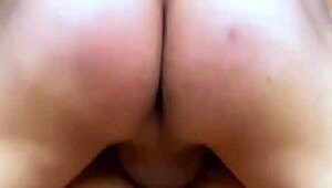 La estudiante seduce con caricias suaves al compañero