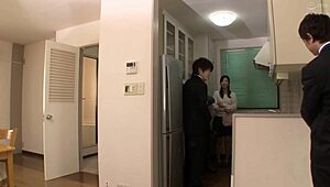 일본 부동산 중개인이 호기심 많은 손님과 뜨거운 섹스