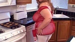 Bbw milf, are you teasing that big ass for me?