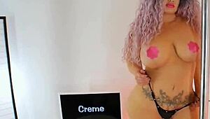 Смотрите, эта толстая PAWG-модель раздевается догола, танцуя на сцене!