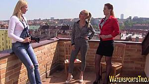 Versuch mal Wassersport mit lesbischen Huren draußen, die pinkeln und fingern!