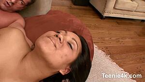 हेय लिटिल 18+ टीन 18+, ये ह्यूज कॉक राइड करना चाहती हो?