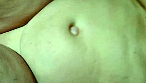 오 예, 그의 큰 뚱뚱한 자지로 세게 박는 거 봐. 이 장난꾸러기 주부가 남편과 집에서 만든 액션 좋아해.