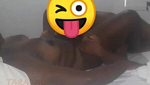 عاهرة تتدفق في فمي؟