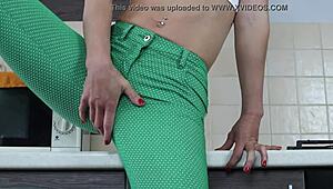 Rusa Sasha Bikeyeva se excită tare în pantaloni verzi strâmți înainte să urineze