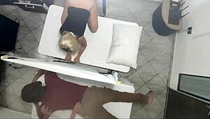 Wah! Istri Cantik Dientot Masseur di Samping Suami Cuckold