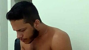 novinho dotado masturbates and cums deliciously 😍