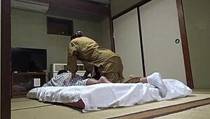 Membujuk Pelayan Jepun Untuk Seks Panas Di Kolam Air Panas