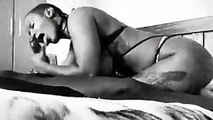 Wah, liat cewek Arab brunette naik kontol hitam gede!