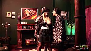 אני אוהב לראות בנות סקסיות משחקות עם זין קשה