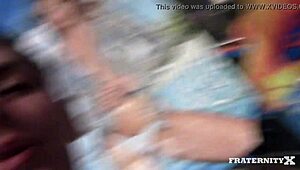 Skupina chlapů srazí jeho prdel na děvčí úroveň, tvrdě dominují