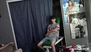 Skupina chlapů srazí jeho prdel na děvčí úroveň, tvrdě dominují