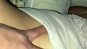 Mož upogne ženo za intenzivno doggy jebanje, glasno stenja