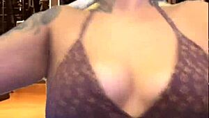 ¡Me mojé toda en escaleras del gym corrí al baño a secar coño chorreante y tetas naturales en ropa transparente!