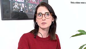 Lia neckt mit ihrem Lieblingsspielzeug in geiler Solo-Session