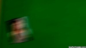 틴 슬럿이 교실에서 선생님 박고 좋은 점수 받으려고 하드코어 세션