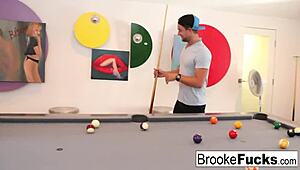 Brooke juega billar sexy con bolas de Van en el coche, re caliente