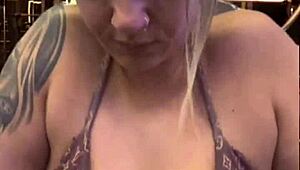 ¡Me mojé toda en escaleras del gym corrí al baño a secar coño chorreante y tetas naturales en ropa transparente!