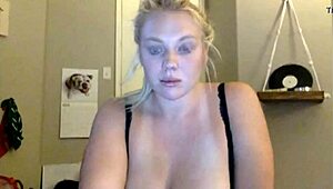 Sexy blonde amateur dances and exposes her nice ass