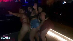 sentada na cara e mamada na rola de todo mundo na casa de swing