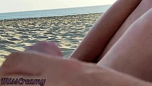 Ekstremni javni ročni seks z Misscreamy, oblečena množica blizu