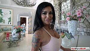 fingerer het busty milf-stemor sin trange fitte, faen så trang og våt!