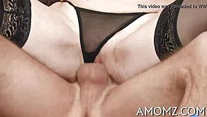 Искаш ли да видиш как една по-възрастна милф се развихря в секс игра?