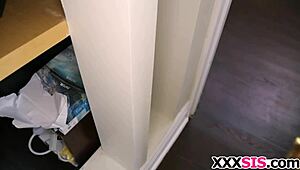 Hei, du må se hvordan petite 18+ stesøster Brooke Bliss blir knullet av en enorm kuk!