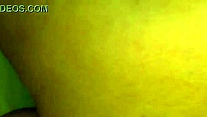 สาวใหญ่สมัครเล่นคลานสี่ขาโดนสำรวจรูหีกับคู่เย็ดในห้องส่วนตัว