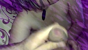 Zubami pomaže sa vrućim ruskim pušenjem.