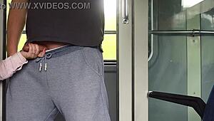 未知女孩在火车上抓我的鸡巴，然后在浴室打飞机