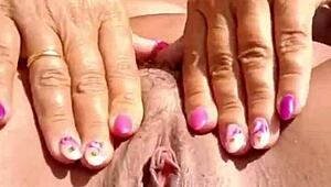 figa meravigliosa, this milf with enormous lips enjoys herself like a pro in retro style