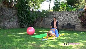 puta culona mexicana seduce a su maestro de yoga para que se la coja 😏