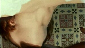 Čudovita rdečelaska spretno zadovoljuje moškega z intenzivnim pihanjem kurca