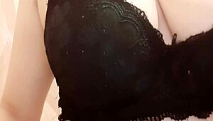 Madrastra bisexual se mete dedos rico y se masturba casero amateur real